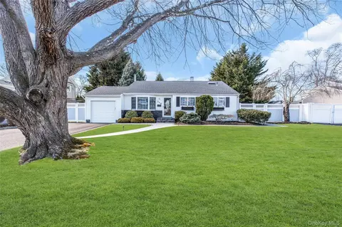 114 Lowell Rd, Sayville, NY 11782