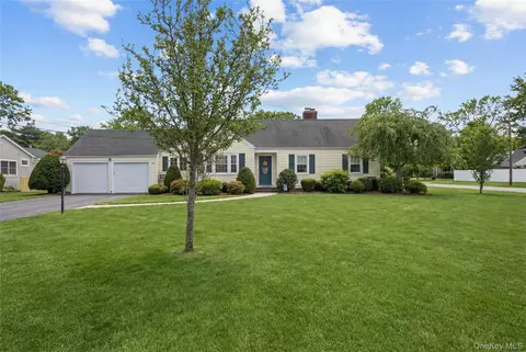 38 Bradish Ln, Bay Shore, NY 11706