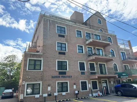 42-23 212th St #3C, Bayside, NY 11361