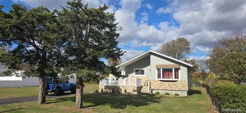 19 Kent Dr, Shirley, NY 11967