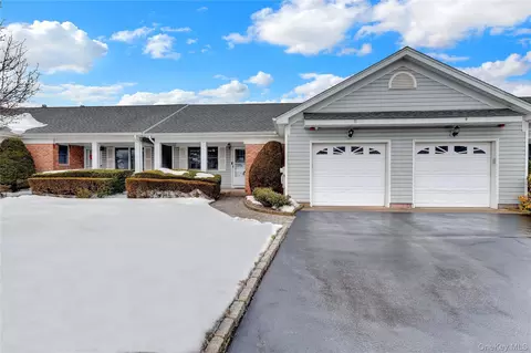 11 Primrose Ln, North Babylon, NY 11703