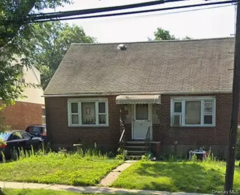 92 Floral Blvd, Floral Park, NY 11001