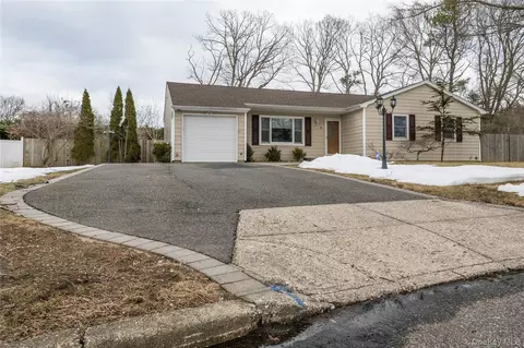 8 Shelley Ct, Middle Island, NY 11953