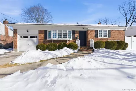 10 Darnley Pl, Huntington Station, NY 11746
