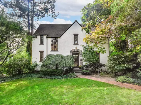 27 Oakland Dr, North Hempstead, NY 11050