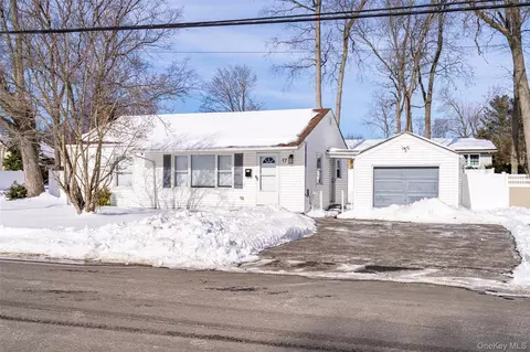 17 Armell St, Huntington Station, NY 11746