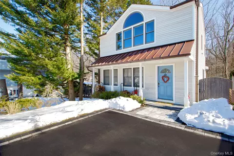 125 Walnut Rd, Kings Park, NY 11754