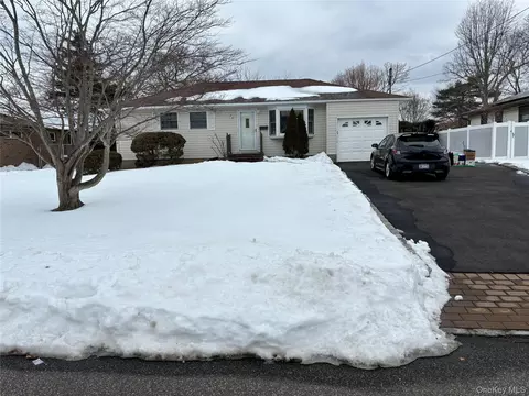 126 Michael Rd, Oakdale, NY 11769