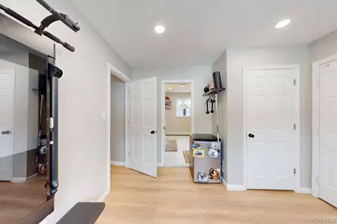 Entry Way - 44 Roe Ave, Cornwall On Hudson, NY 12520 photo 6 of 7