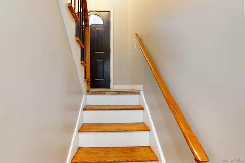 Entry Way - 44 Roe Ave, Cornwall On Hudson, NY 12520 photo 5 of 7