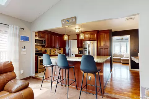 Entry Way - 44 Roe Ave, Cornwall On Hudson, NY 12520 photo 4 of 7
