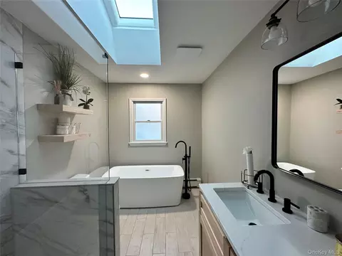 Bath - 44 Roe Ave, Cornwall On Hudson, NY 12520 photo 2 of 5