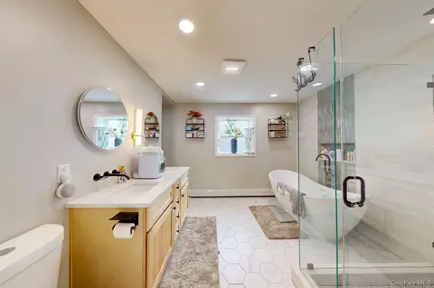 Bath - 44 Roe Ave, Cornwall On Hudson, NY 12520 photo 3 of 5