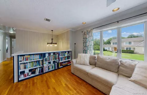 Entry Way - 44 Roe Ave, Cornwall On Hudson, NY 12520 photo 2 of 7