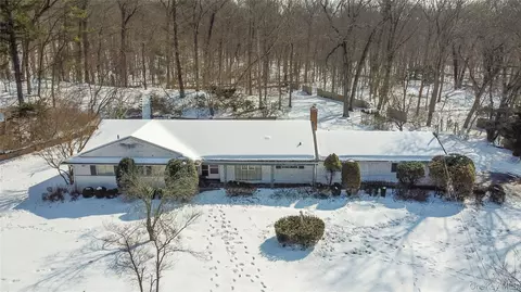 22 Wenwood Dr, Glen Head, NY 11545