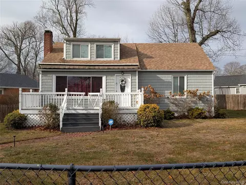 51 Lafayette Dr, Shirley, NY 11967