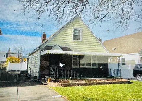 79-38 268th St, Glen Oaks, NY 11004