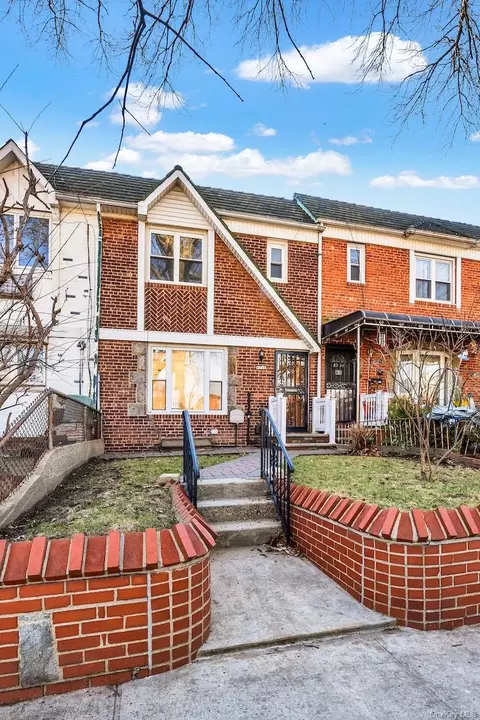 8256 Eliot Ave, New York, NY 11379
