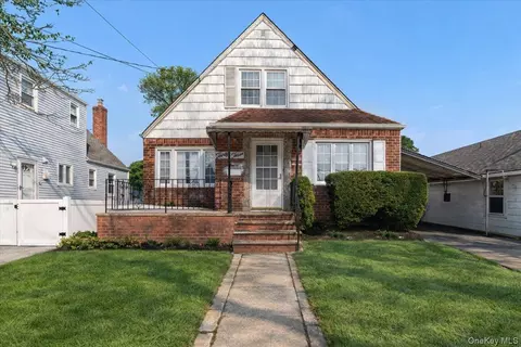 33 Mckee St, Floral Park, NY 11001