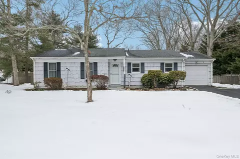 7 Joni Dr, Mount Sinai, NY 11766