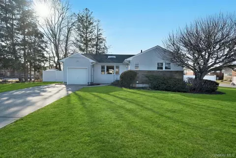 1 Stauber Dr, Plainview, NY 11803