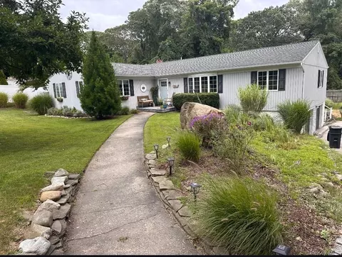 19 Walnut Dr, Shoreham, NY 11786