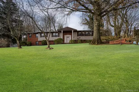 8 Pine Dr, North Hempstead, NY 11021