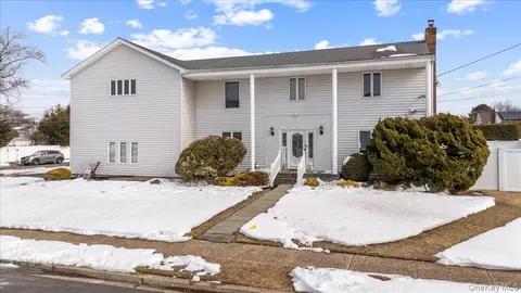 5 Lafayette Pl, Massapequa, NY 11758