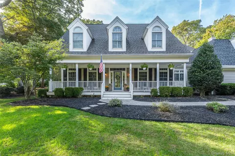 15 Crescent Ct, Wading River, NY 11792