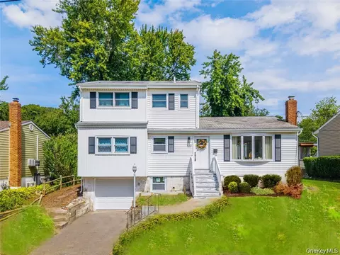 120 Glenwood Rd, Glenwood Landing, NY 11547