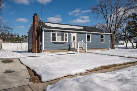 93 Garfield Blvd, Farmingdale, NY 11735