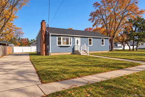93 Garfield Blvd, Farmingdale, NY 11735