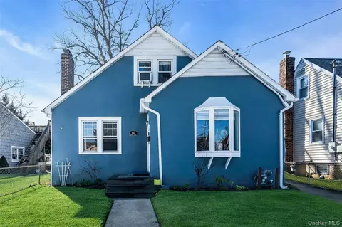 60 Cherry St, Massapequa, NY 11758