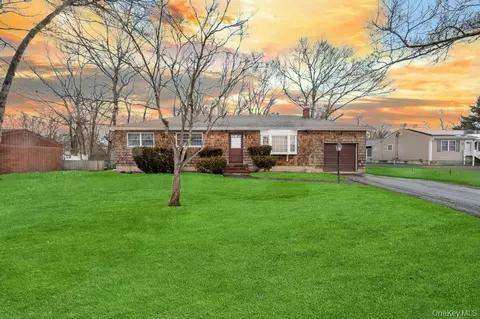 15 E Woodside Ave, Patchogue, NY 11772
