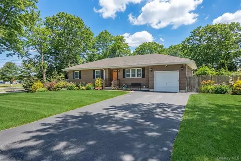 126 Floyd Rd, Shirley, NY 11967