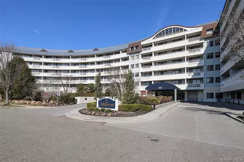 100 Harbor View Dr #111, North Hempstead, NY 11050