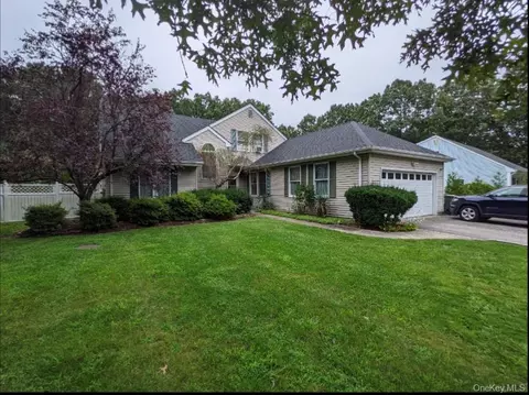 1 Northumberland Dr, Shoreham, NY 11786