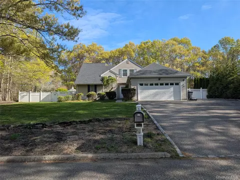 1 Northumberland Dr, Shoreham, NY 11786