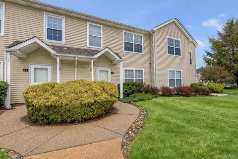 614 Crab Apple Ln, New Windsor, NY 12553