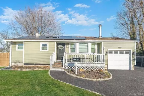 2909 New London Ave, Medford, NY 11763