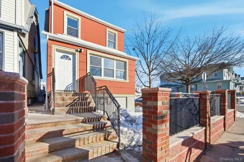 3033 93rd St, New York, NY 11369
