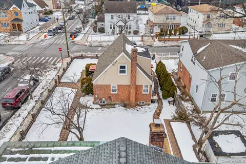 14146 253rd St, New York, NY 11422
