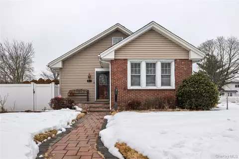 661 Saint Lukes Pl, Baldwin, NY 11510