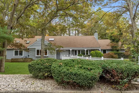 2 Westbourne Ln, Melville, NY 11747