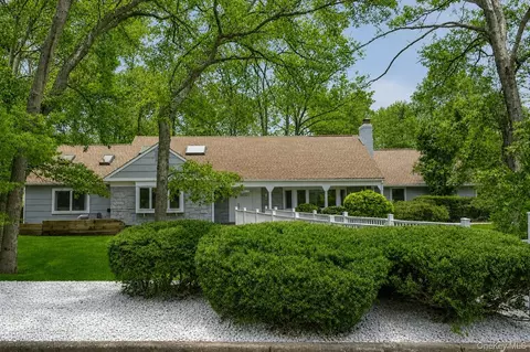2 Westbourne Ln, Melville, NY 11747