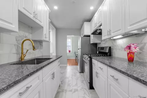 18-70 211th St #6J, New York, NY 11360