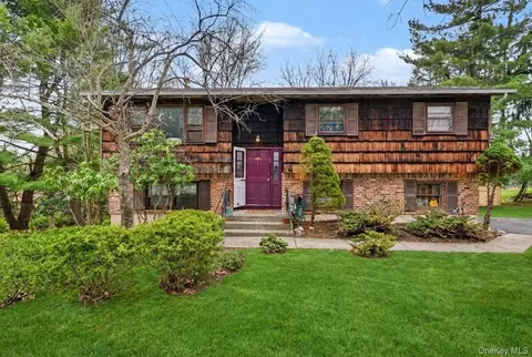 6 Kakiat Ln, Ramapo, NY 10977