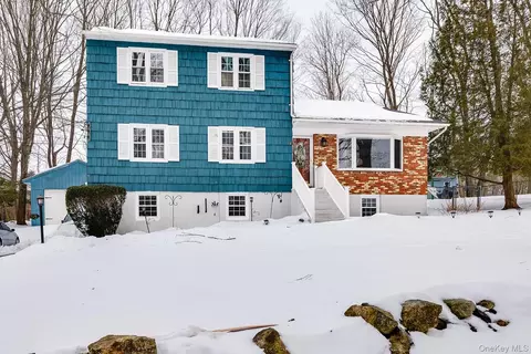 18 Steiner Dr, Mahopac, NY 10541