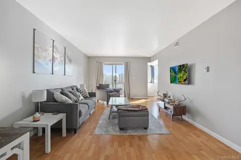 26 Cooper Rd #411, Arlington, NY 12603