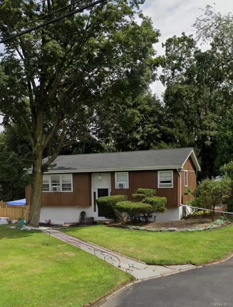35 Oxford Rd, New Windsor, NY 12553